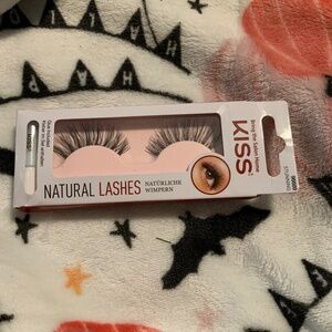 Kiss natural lashed